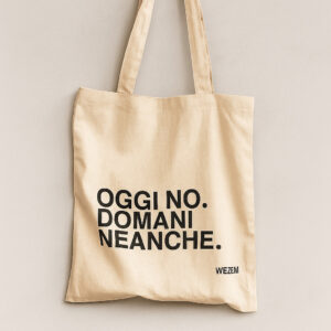 Tote bag in cotone con scritta “OGGI NO. DOMANI NEANCHE.” firmata WEZEM. Shopper ironica, minimalista e sostenibile. Perfetta per regali o look sarcastici.